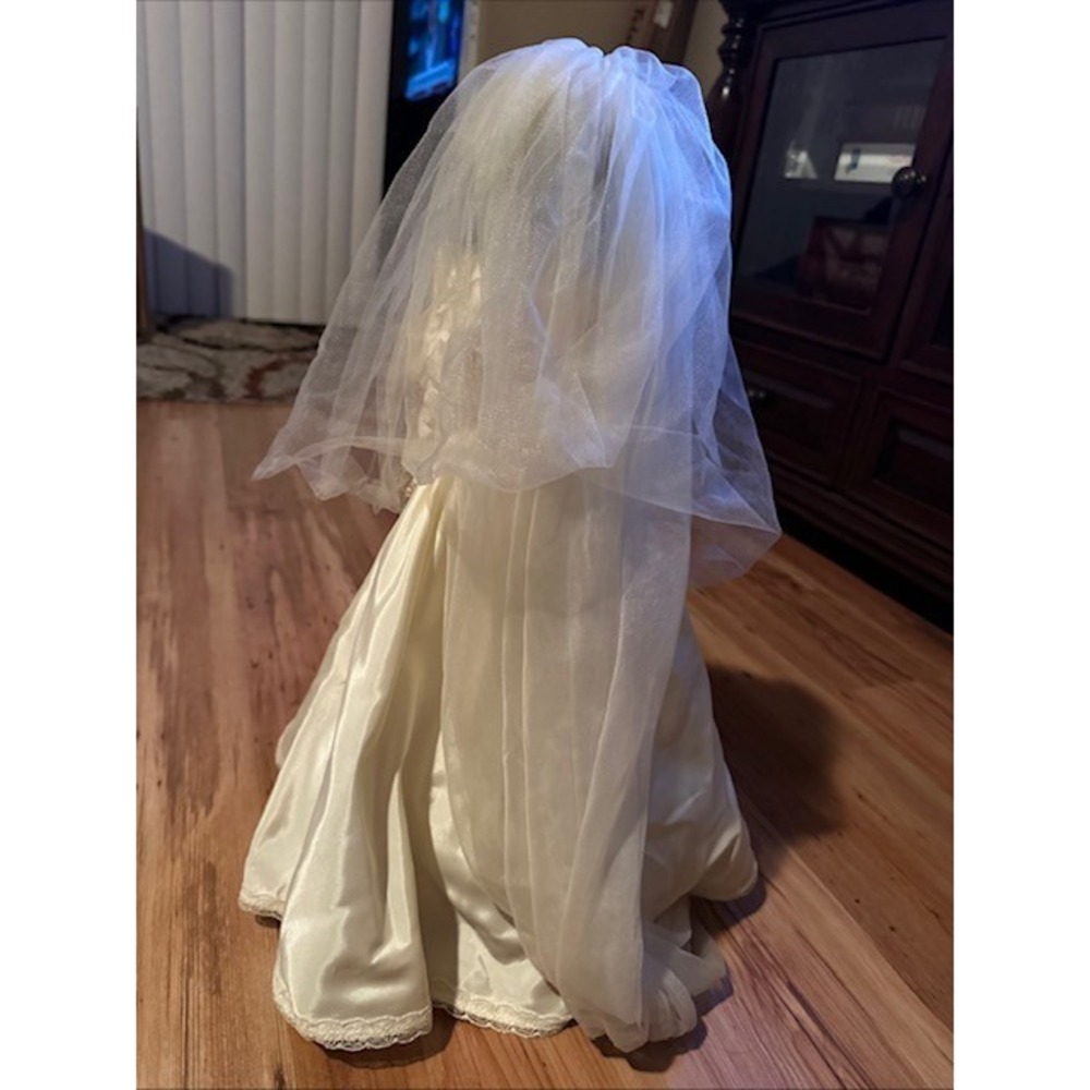 Princess Diana Porcelain Doll Wedding Gown Veil Collectible Display - Picture 6 of 6
